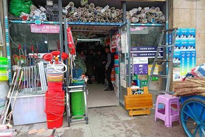 開遍路口的五金店生意慘淡，為何越開越多？理由很簡單