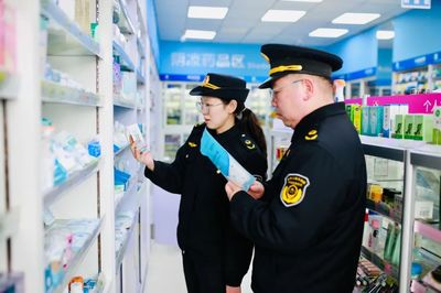 保障假期市場安全，他們用堅守詮釋最美“敬業福”——記照相機及器材銷售人員的默默奉獻